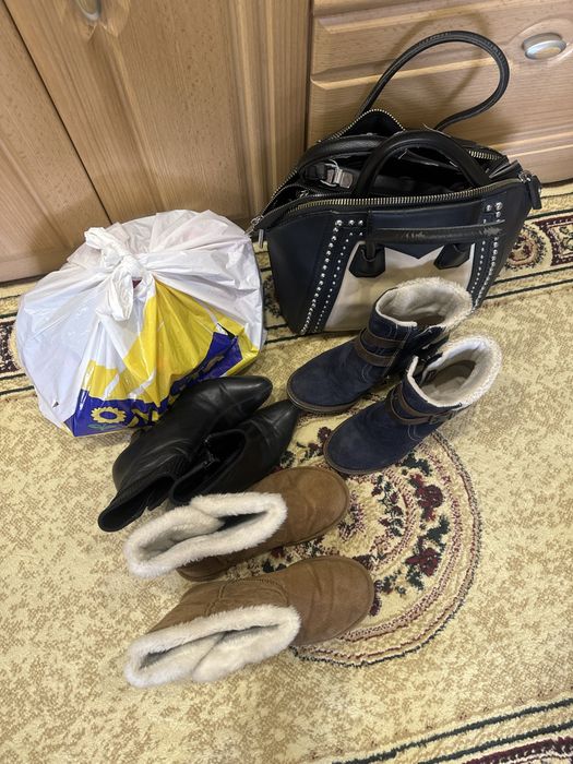 Отдам женские вещи и мужские брюки, одеяло, полотенца.