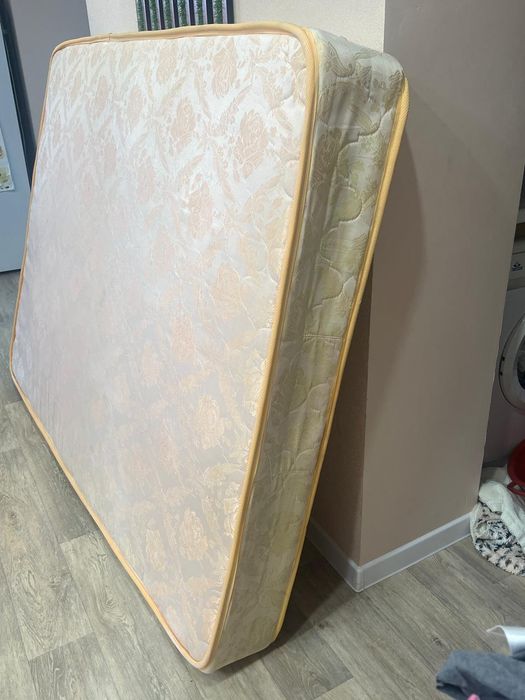 Продам Матрас в отличном состоянии