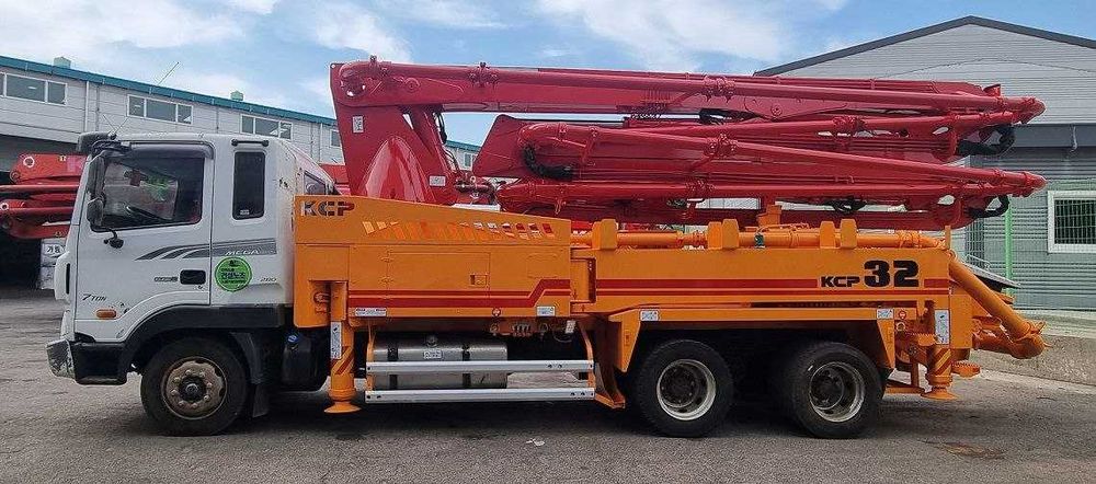 Автобетононасос KCP32ZX5120 (32м) на HYUNDAI  (Б.У.)