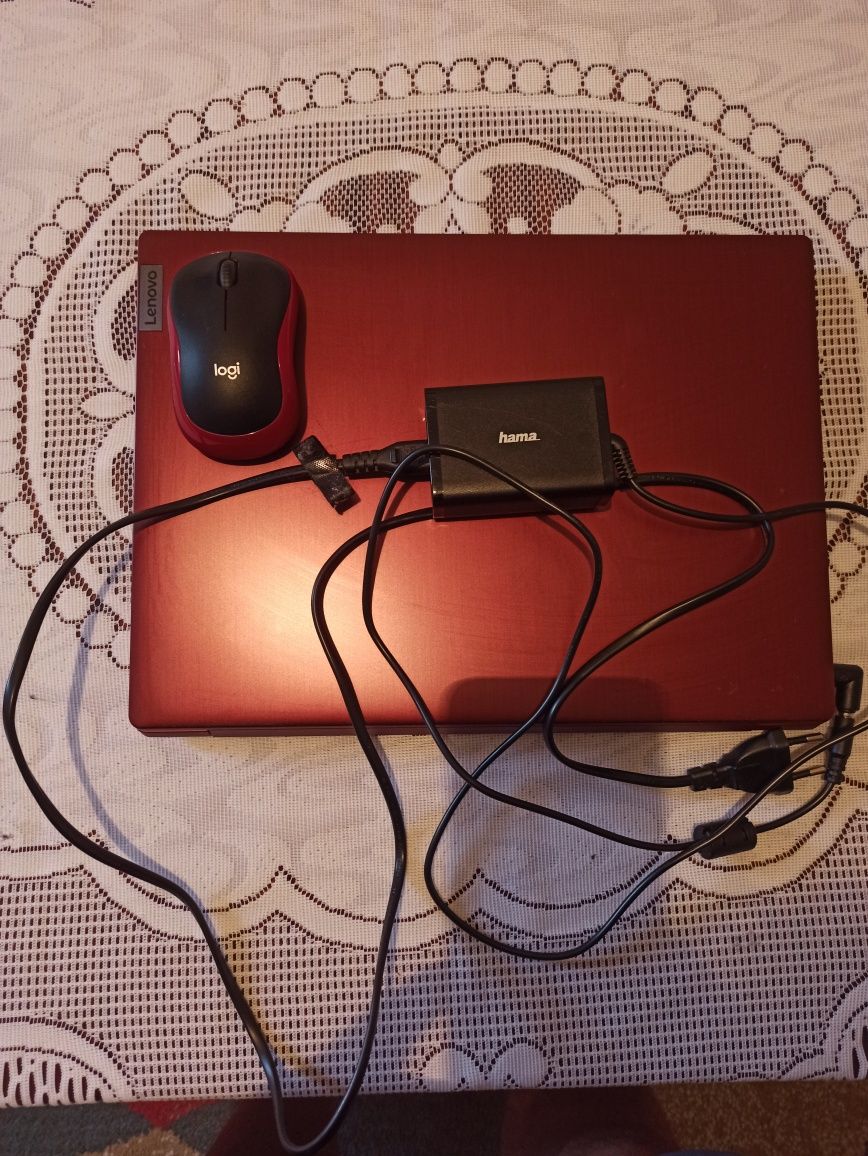 Лаптоп Леново+зарядно +безжична мишка с една батерия АА.