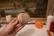 DN164 Mica decoratiune bronz masiv semnat 22g 10cm diametru