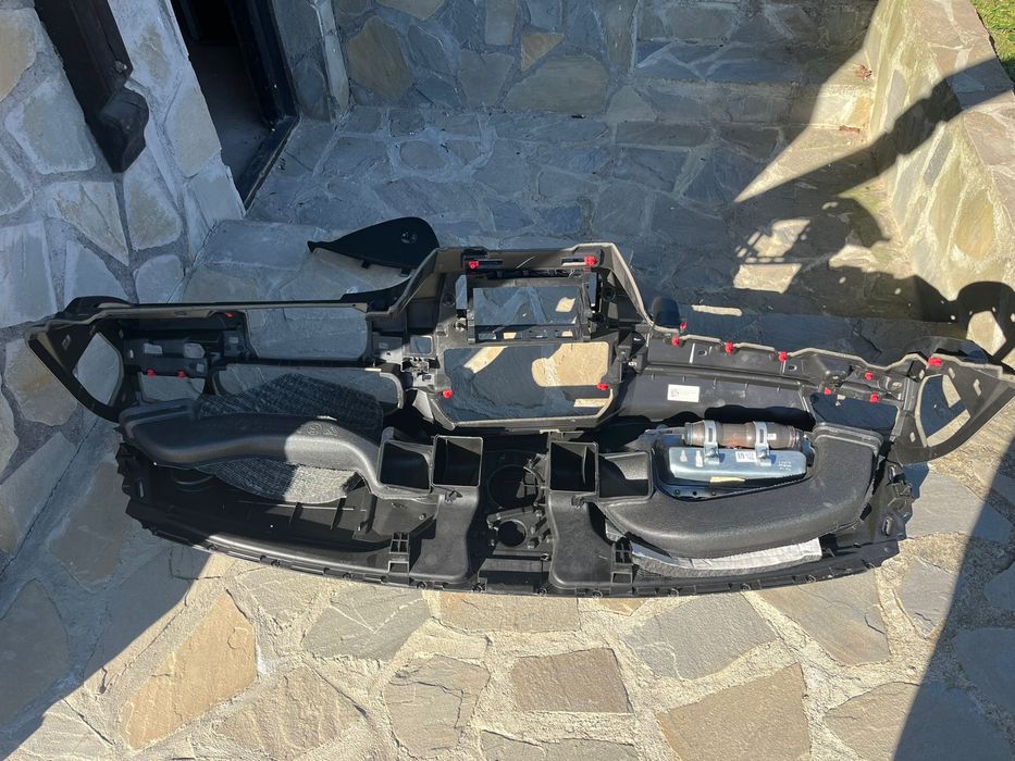 Planșă de bord BMW F10 – cu airbag sărit, necesită coasere