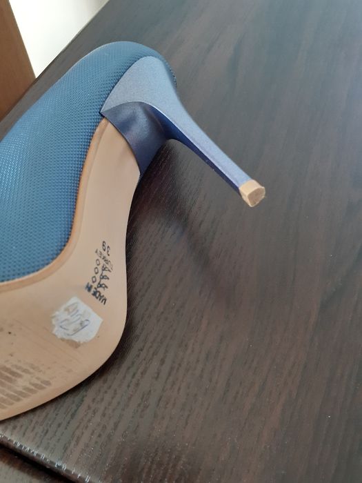 Vând pantofi dama, culoarea deosebita