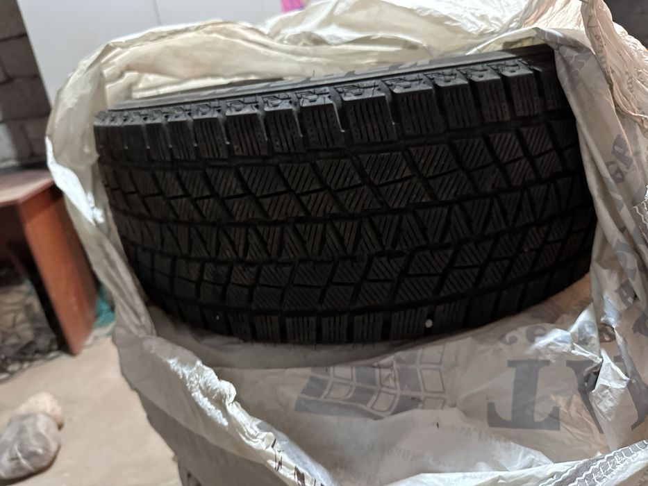 Зимние шины почти новые размер 235*45R18  4 шт