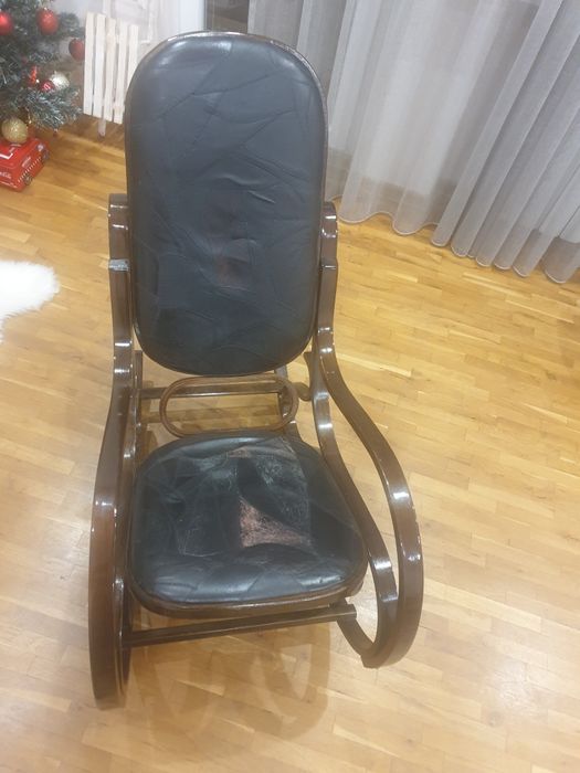 Дървен люлеещ се стол