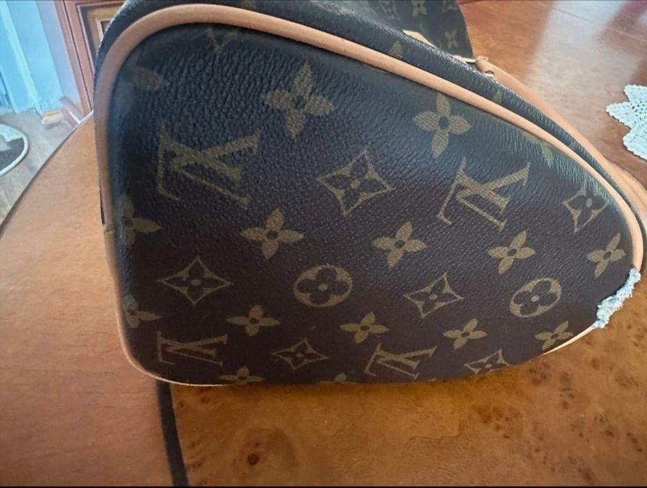 Louis vuitton este in stare foarte buna