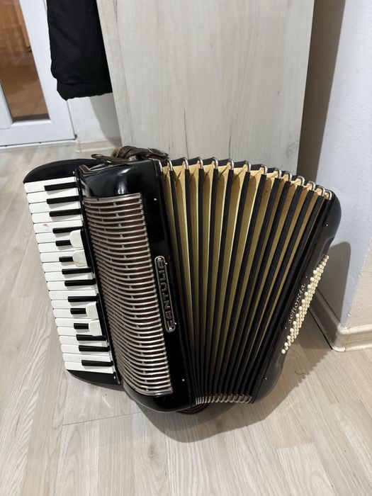 Vand acordeon Cantulia cu 72 de basi
