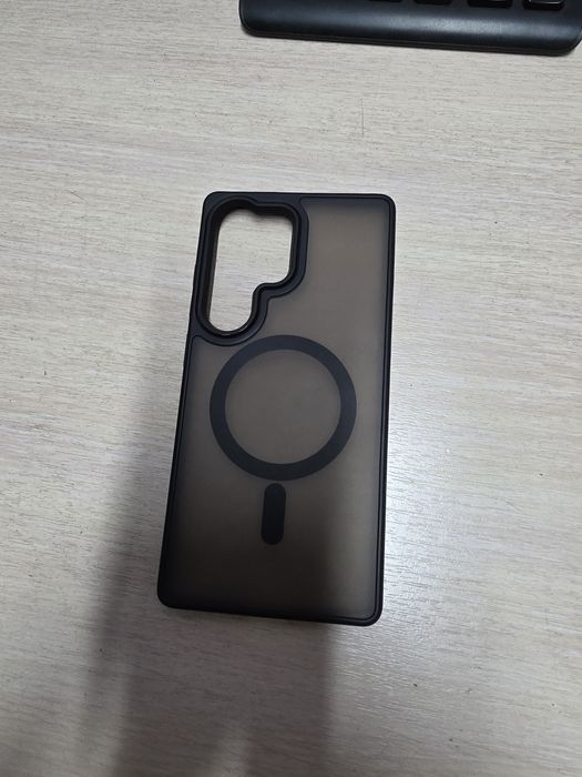 Продам чехол на самсунг s25 ультра почти новый с без проводной зарядко