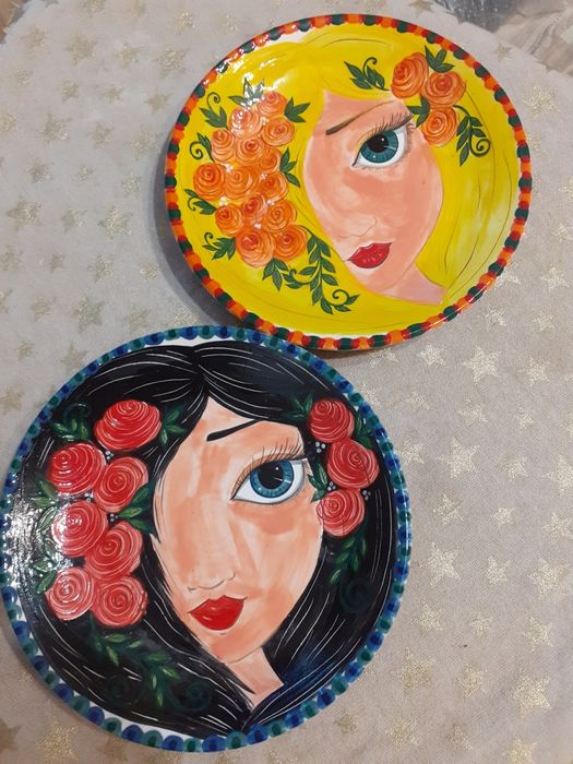 Ръчно рисувани чинии .