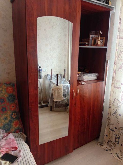 Продам шкаф офисный с плательным шкафом и зеркалм со столом и  тумбочк