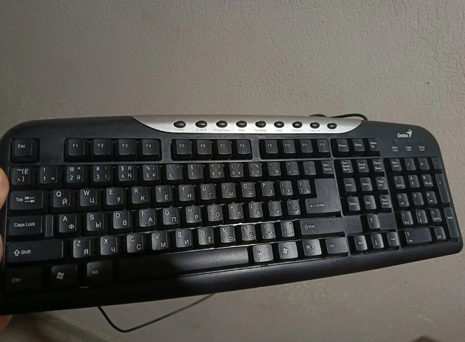 Компьютерный столик и клавиатура