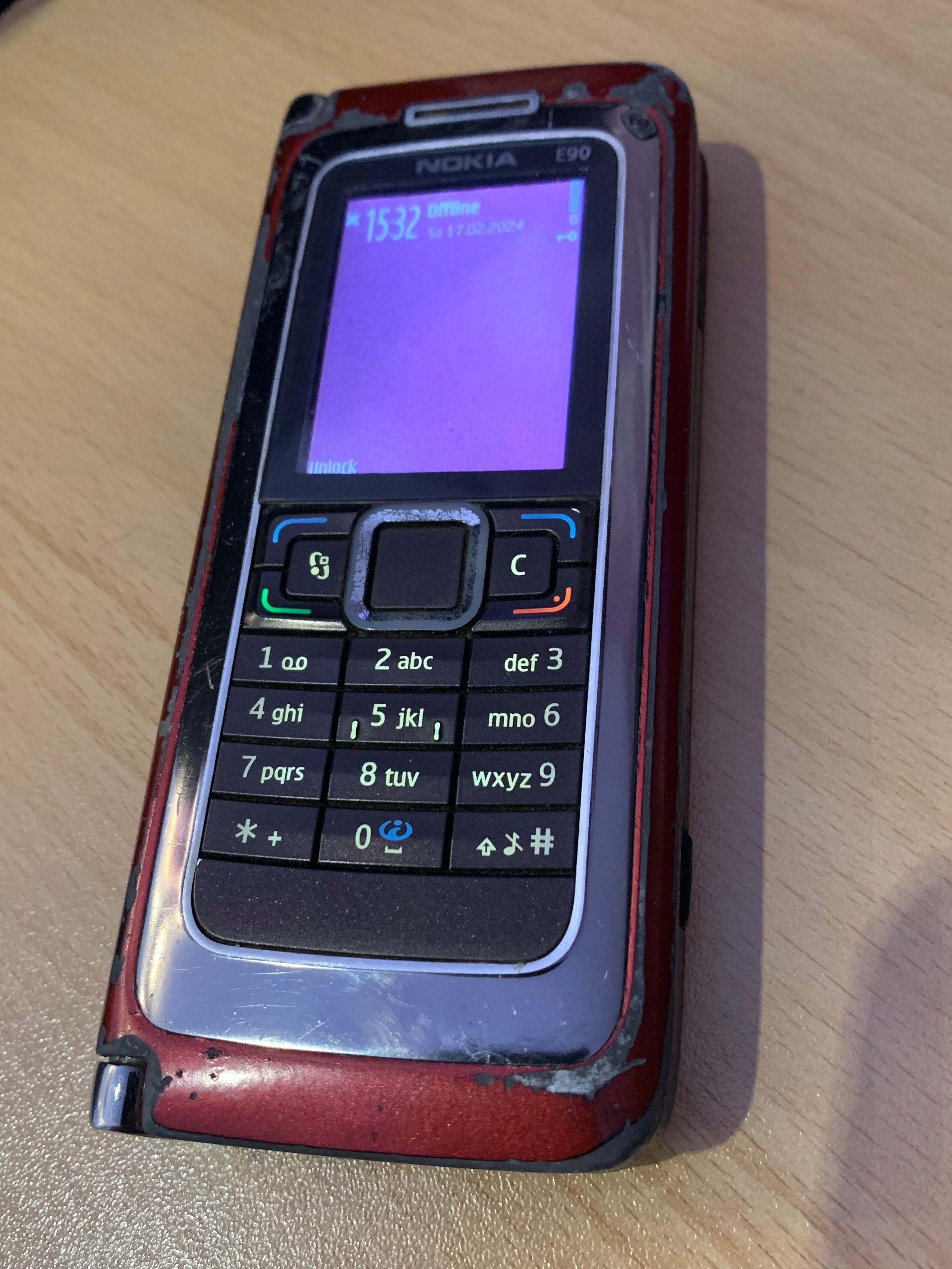 Рядък модел Nokia E90