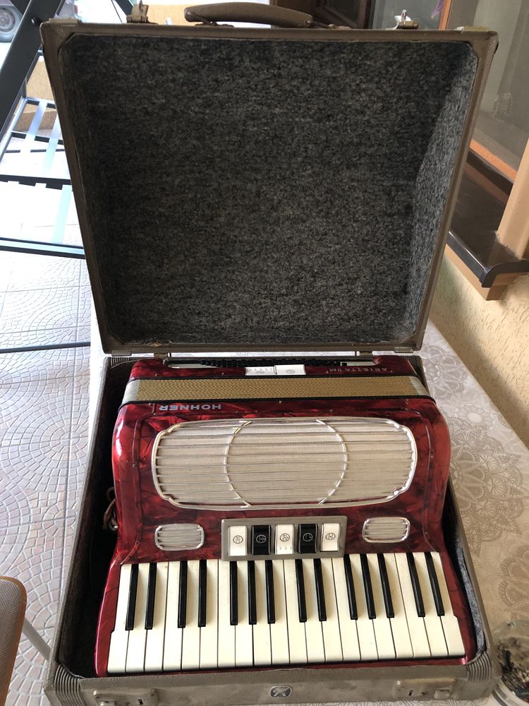 Vând acordeon Hohner Arietta