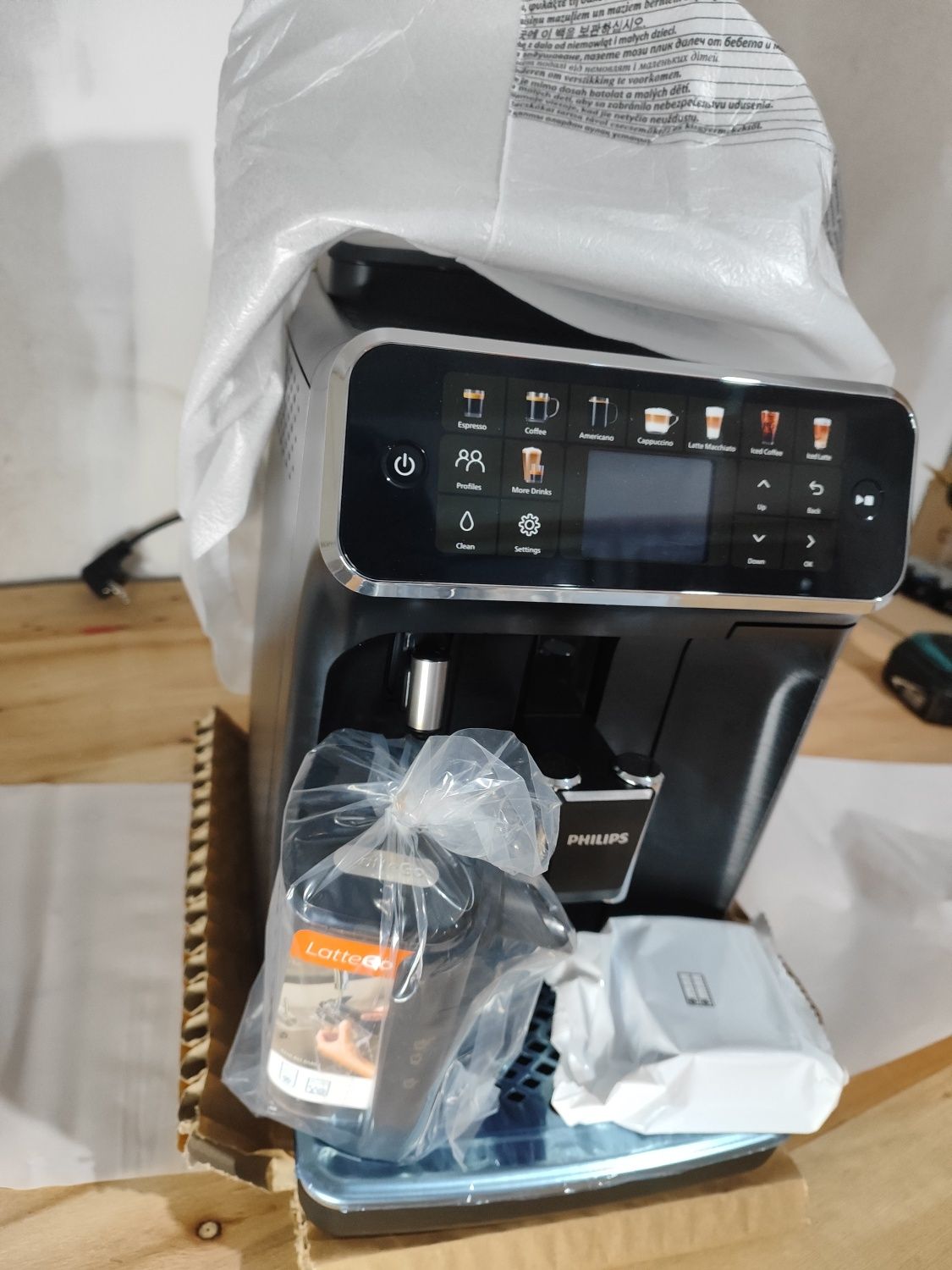 Expresor automat Philips Seria 5500 nou 2025