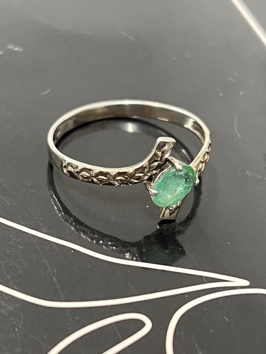 Серебряное кольцо с изумрудом