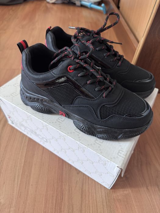 Кроссовки женские новые