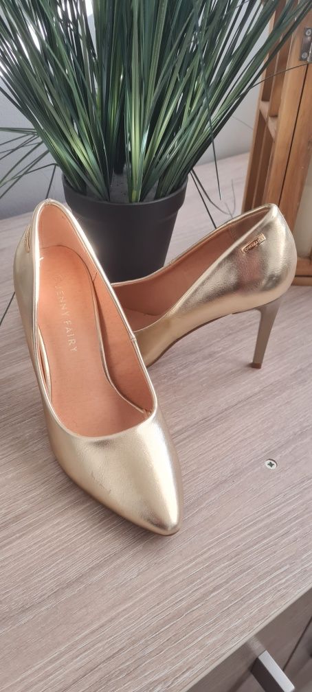 Pantofi dama marimea 37,culoare aurie.