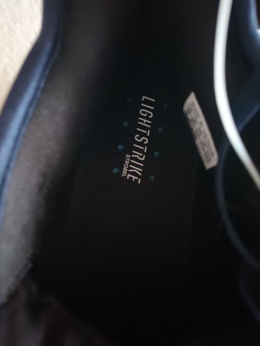 Vind pantofi sport Adidas originali