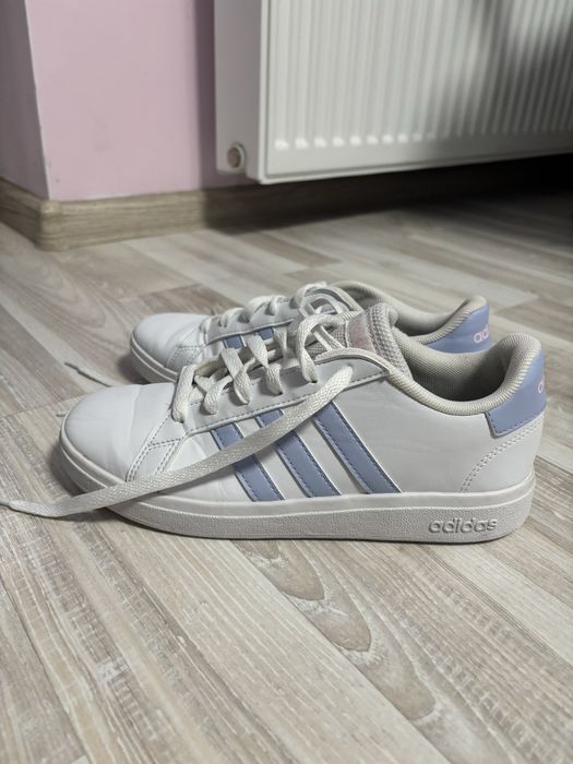 Бели спортни кецове Адидас