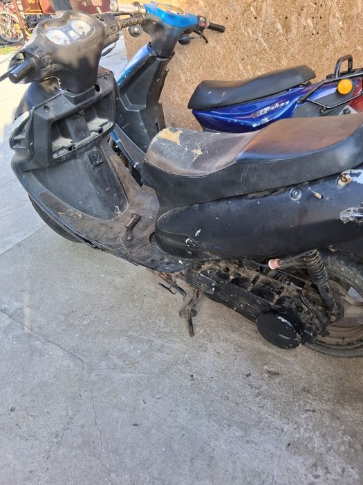 Vând scuter Suzuki 125cc 4t motorul funcționeaz trebuie pedala.