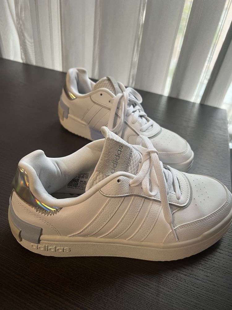 Adidas sneakers white