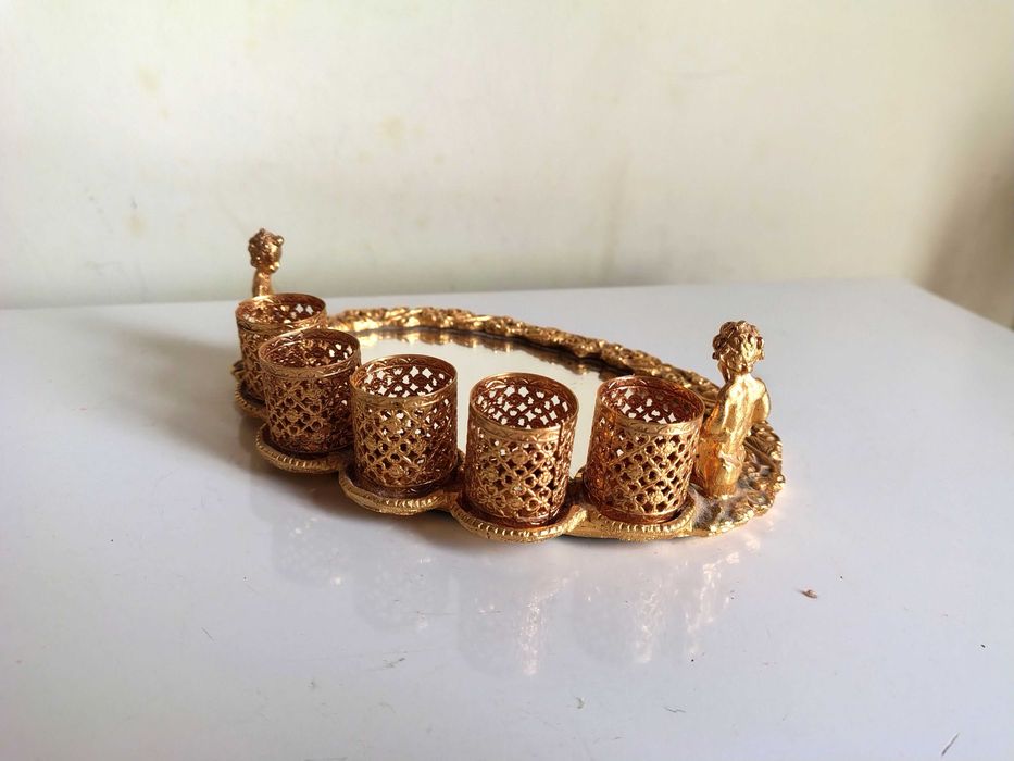 Прекрасна Позлатена Поставка За Червила