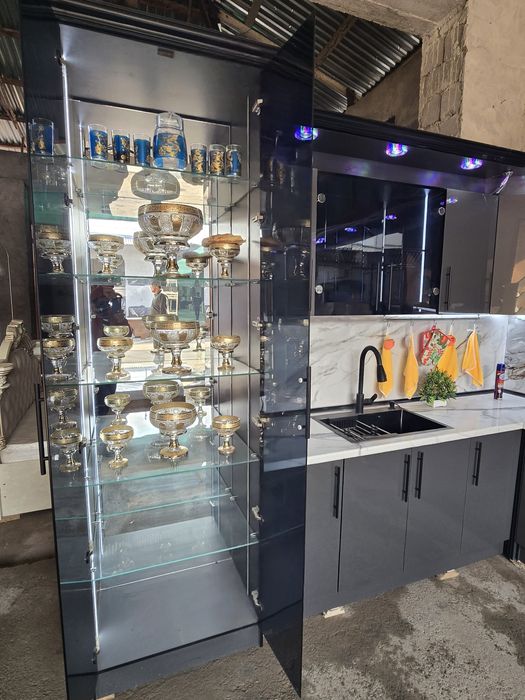 Кухня мебел  5×3 высота 2.40м