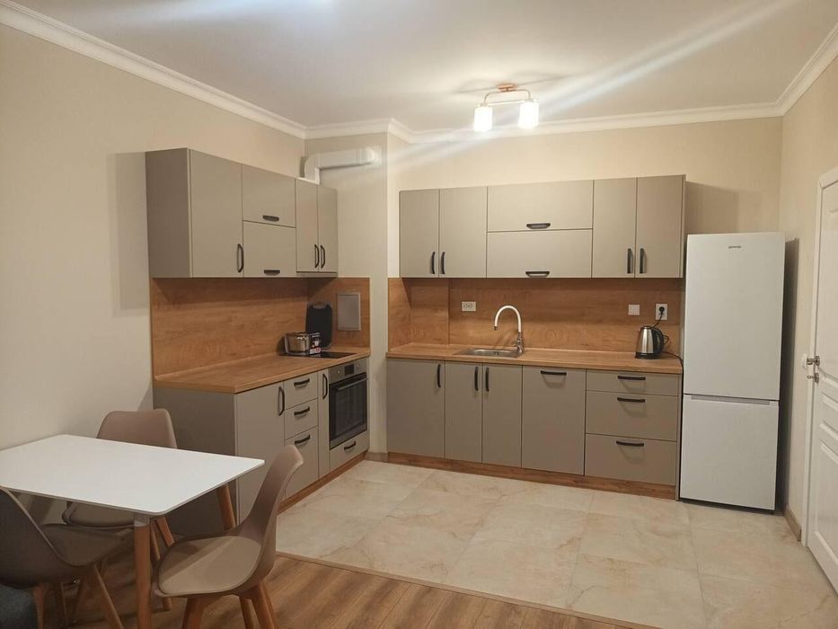 Дава се под наем Двустаен апартамент в Бургас, Изгрев - 59 кв.м за 561 € - Снимка #1