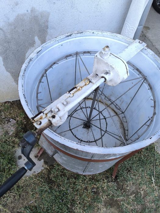 Центрофуга за мед с 16 рамкова кошница