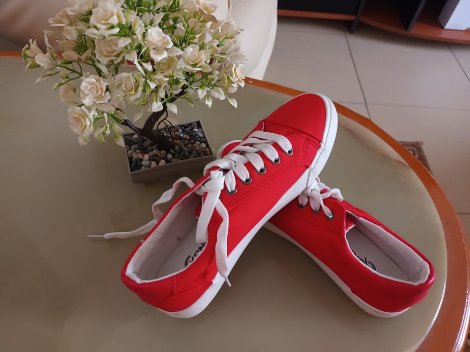 Adidas nr  42 rosii