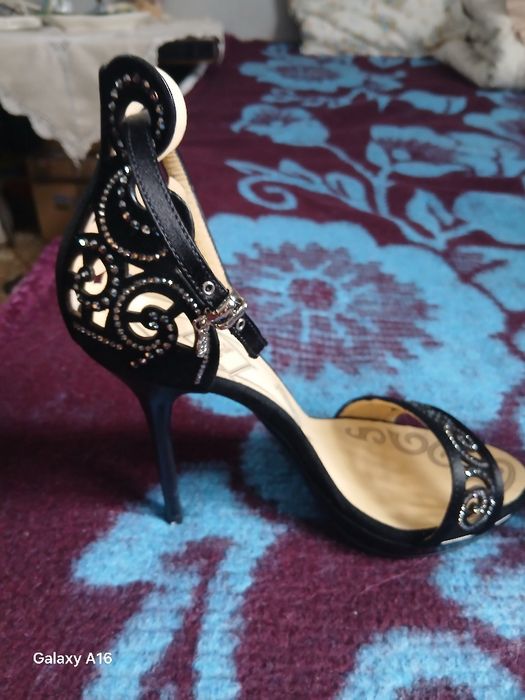 Sandalele moi ușoare elegante