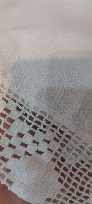 Poale albe cu dantela