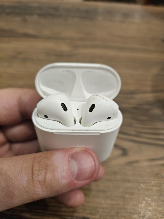 Airpods 1, с чехлом из силикона.