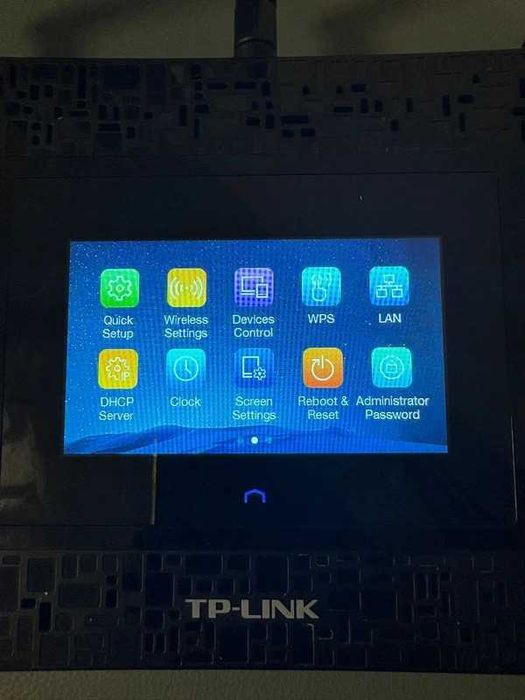 Range Extender Touchscreen 4 porturi Gigabit - TP-Link RE590T AC1900