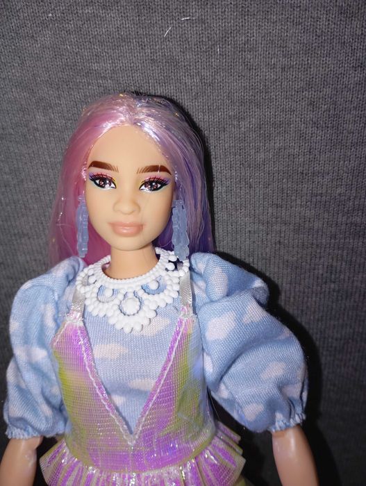 Кукла Barbie Extra с бяло куче.