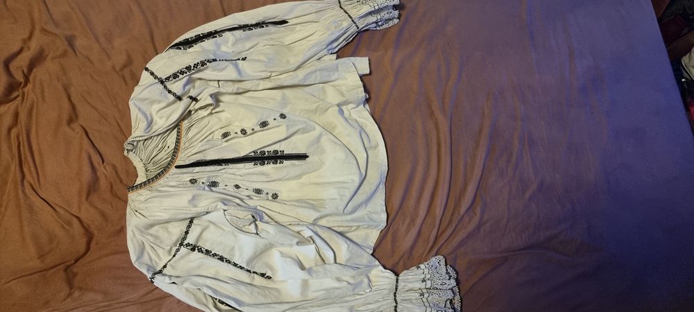 Vând ie originală de femeie din zona Padureni, jud. Hunedoara