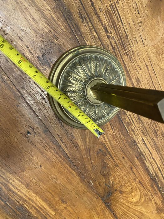 Стара френска сабя поставена на стойка от масивен месинг