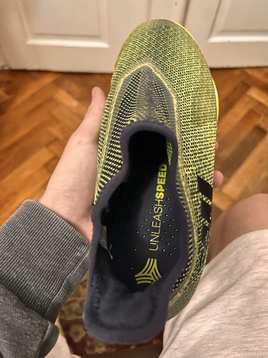Ghete fotbal adidas laceless aproape noi