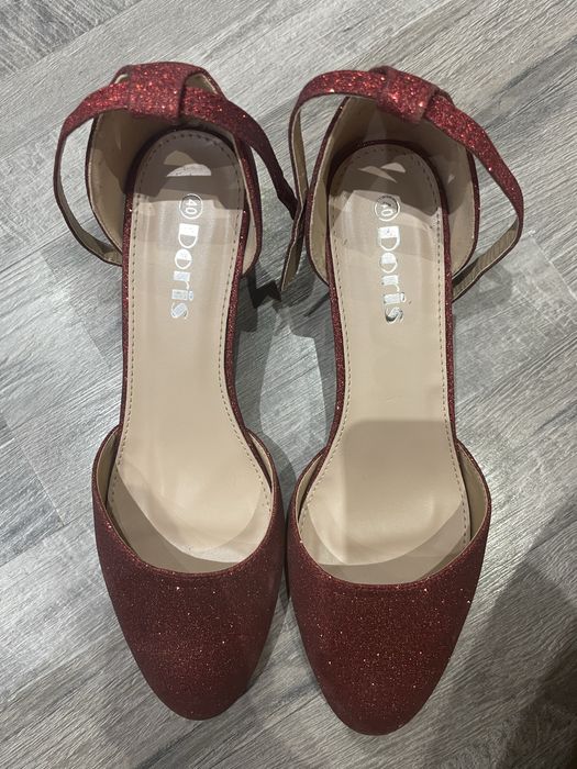 Обувки на ток с брокат ефект 40