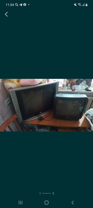 Продам телевизор LG(на фото слева]