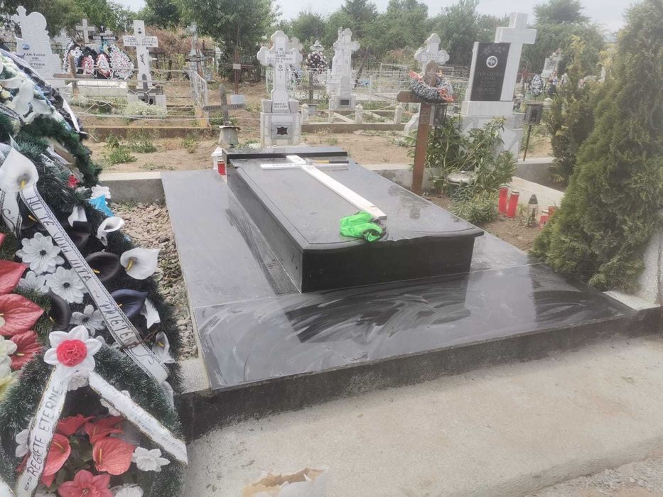 Monumente funerare
