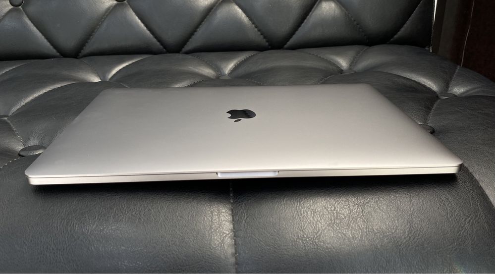 Apple Macbook Pro 2018 года 15-inch i7 16-256 GB в хорошем состоянии