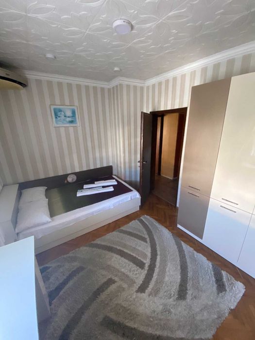 Дава се под наем Тристаен апартамент в Бургас, Лазур - 75 кв.м за 750 € - Снимка #1