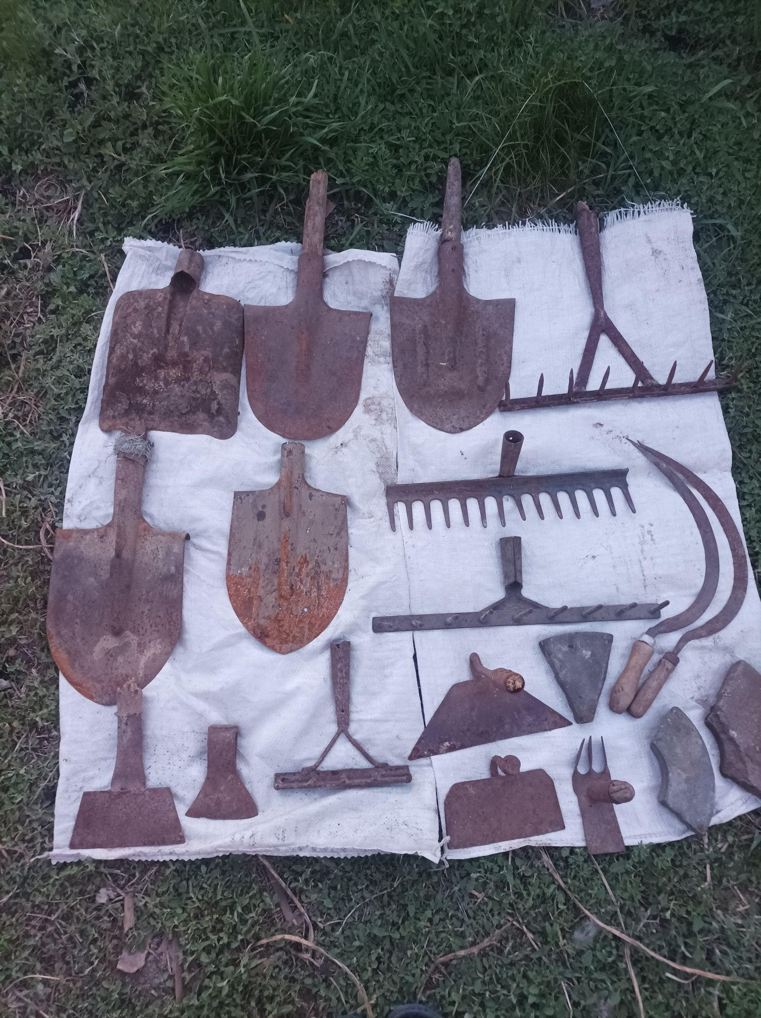 Продам советские лопаты, грабли , тяпки , молотки, топоры, кувалды.