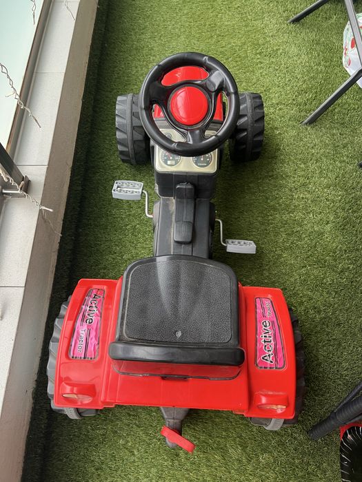 Vand tractor cu pedale + tricicleta