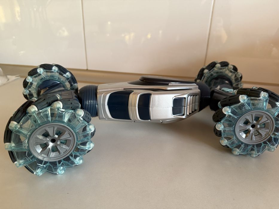 Машина робот на пульте управления