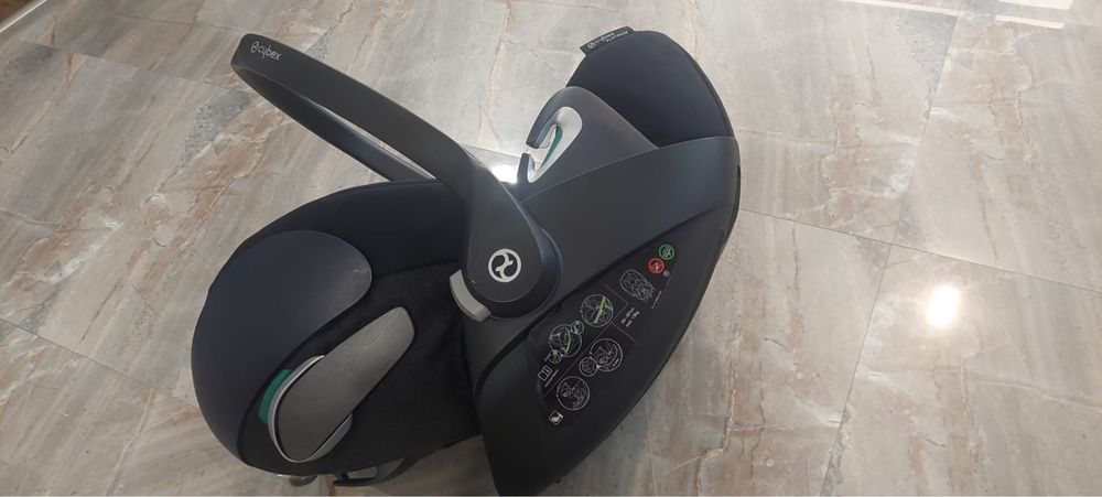 Scoica  cloud z2 cybex! Are doar o zgarietura, arata foarte bine!