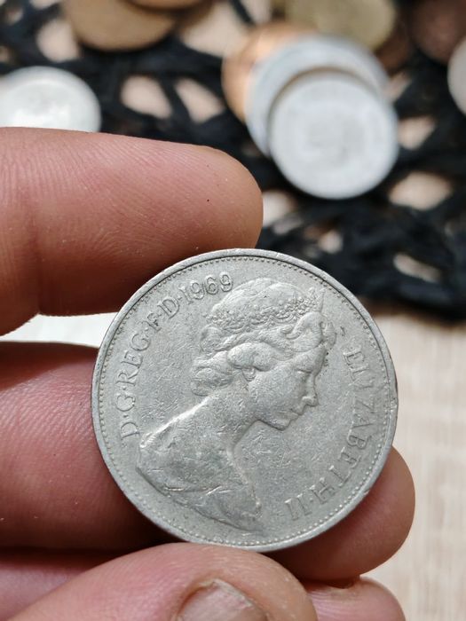 Продавам група от 8 броя стари монети с лика на Кралица Елизабет II. О