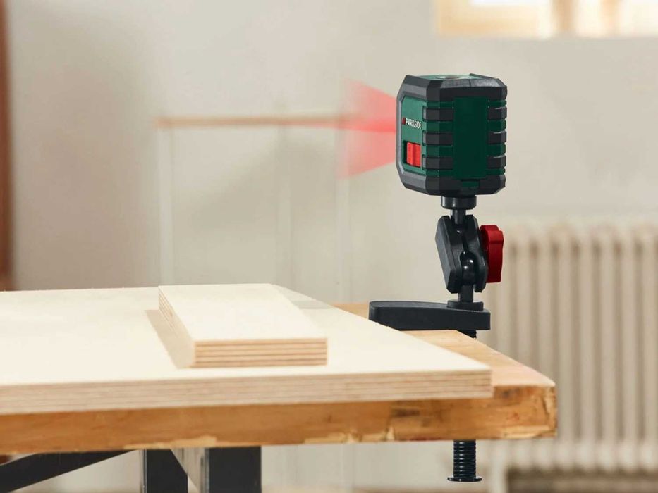 Nivela cu laser si suport, noua, sigilata, Germania