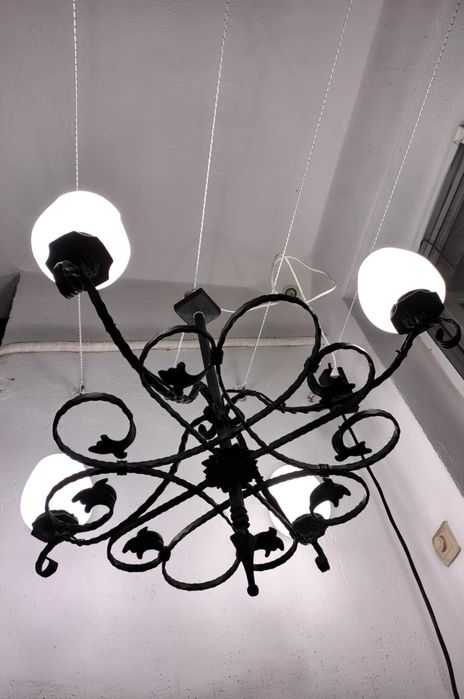 Продавам осветително тяло от ковано жязозо